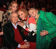 Die Kessler Zwillinge sowie  Peter Prinz von Hohenlohe umf  Uschi Prinzessin zu Hohenlohe Oehringen bei der Premiere des ersten Winterprogrammes 2020 des Circus Krone am 25.12.2019 (©Foto: Martin Schmitz)